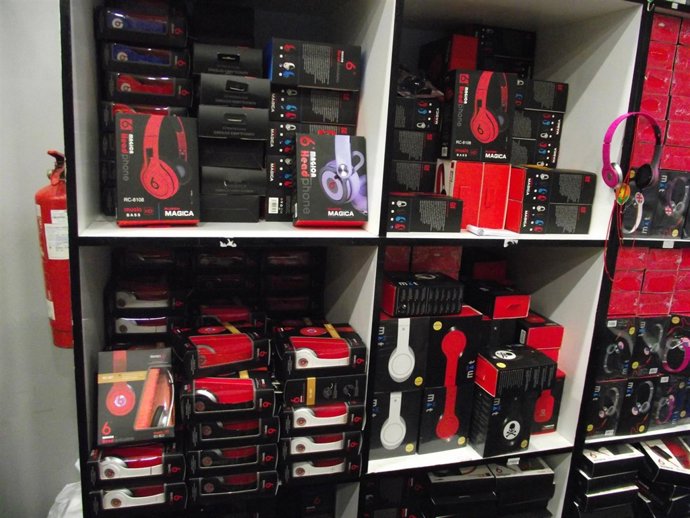 Auriculares incautados en dos locales de Badalona