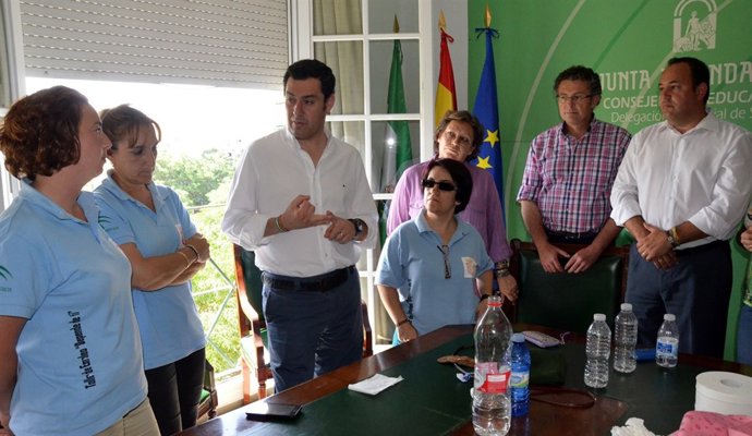 Juanma Moreno con alcaldes de Sevilla y trabajadoras de escuelas taller