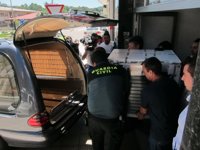 Trasladan los restos humanos y el congelador hallados en una vivienda de Ponteareas para su estudio forense