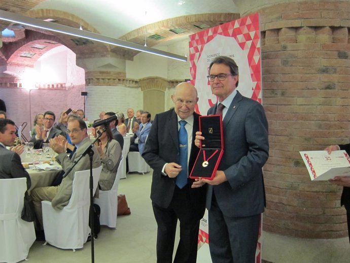 El pte.De la CCC. Pere Llorens entrega la Medalla de Oro a Artur Mas