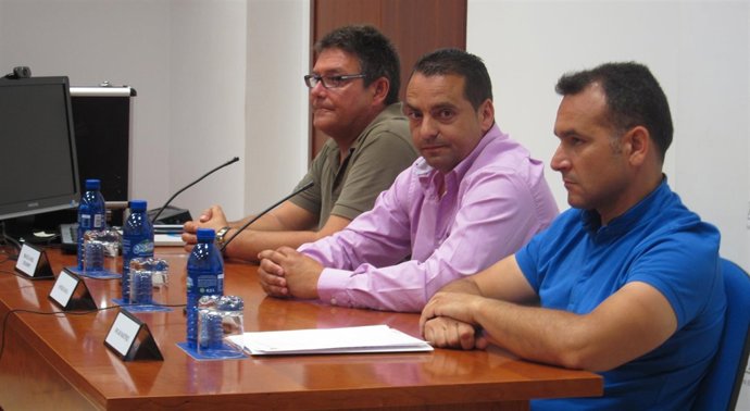 Antolín Goya, en el centro, informa de la asamblea de estibadores.