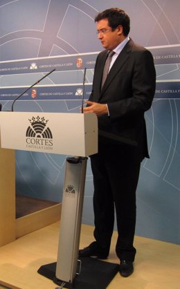 Óscar López en la sala de prensa de las Cortes de CyL