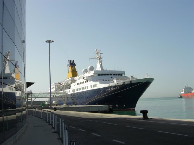 Buque de crucero en el puerto de Málaga
