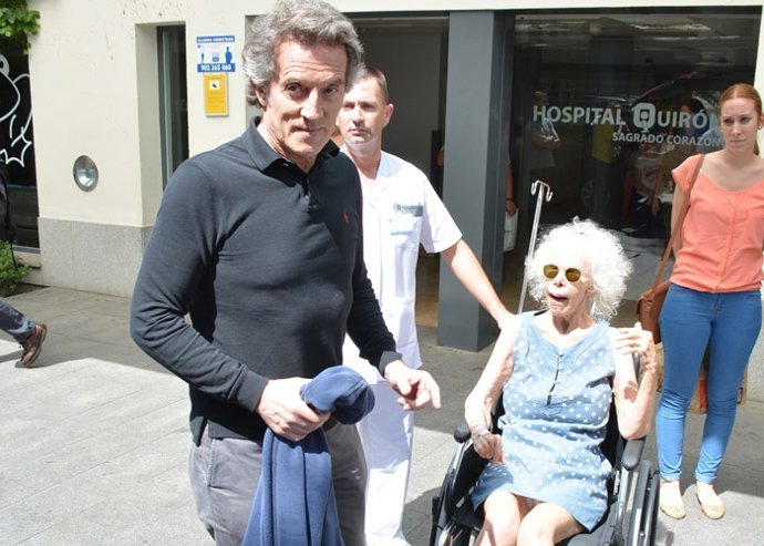 La duquesa de Alba sale del hospital