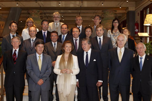 La presidenta de Aragón con los embajadores de la UE en España