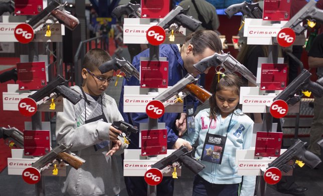 Niños probando armas en EEUU