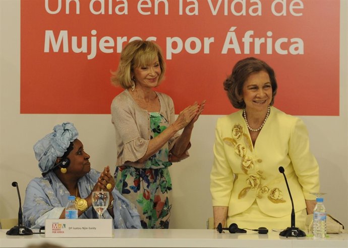 110614. Madrid (Madrid). España. ESPONG MUJERES POR AFRICALA REINA SOFIA CON LA 