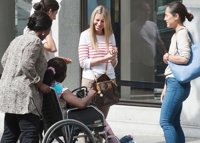 Como buena samaritana, Tamara Falcó ayuda a una mujer en silla de ruedas