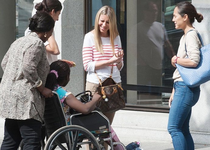 Como buena samaritana Tamara falcó ayuda a una mujer