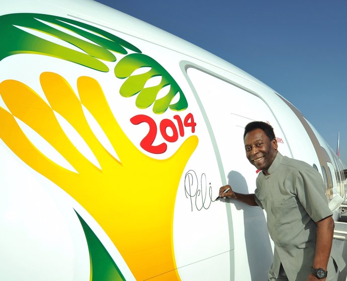 Pelé firma un avión de Emirates