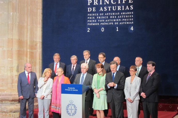 Gustavo Suárez Pertierra, en el centro