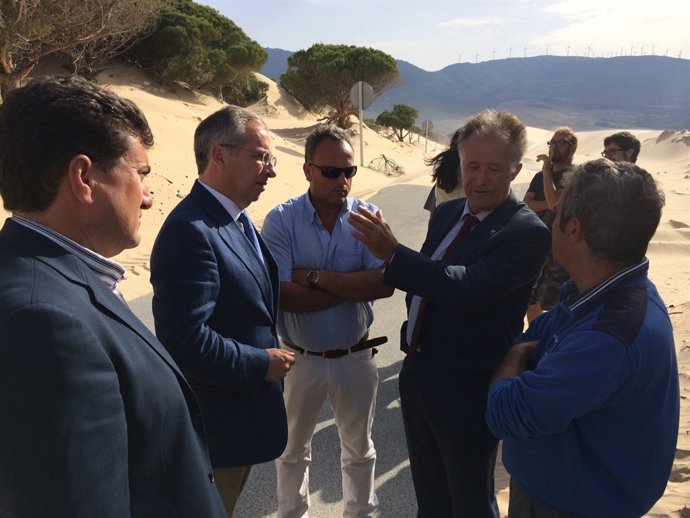 El subdelegado del Gobierno en Cádiz supervisa los trabajos en Valdevaqueros