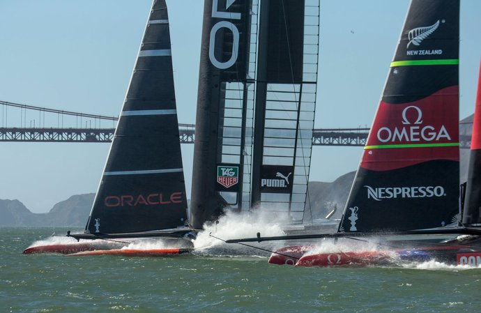 Oracle Team USA y Emirates Team New Zealand en la 34 Copa América