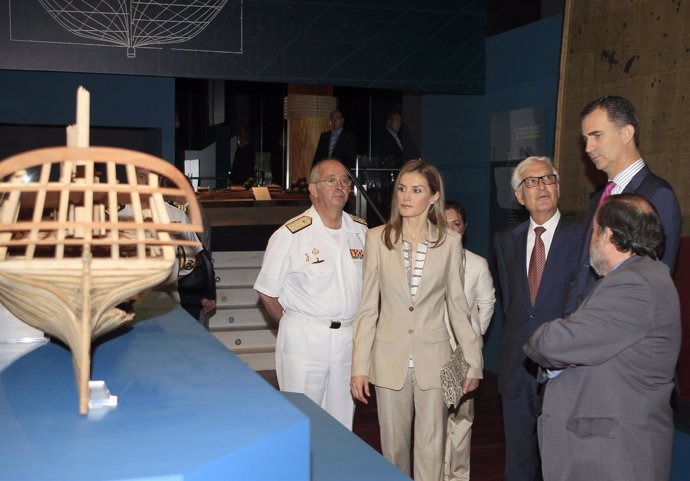 Los Príncipes de Asturias en la  exposición "El último viaje de la fragata"