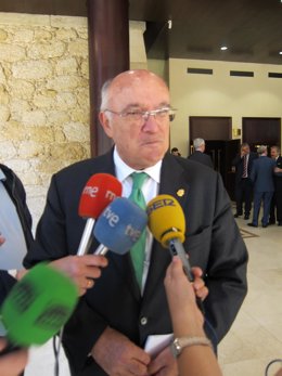 Carlos Carnicer atiende a los medios en Oviedo. 