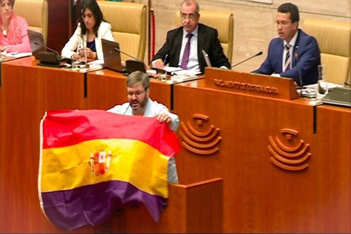 Víctor Casco con la bandera