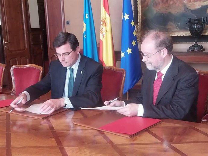 Pedro Sanjurjo (izquierda) y Leopoldo Tolivar firman el convenio.   