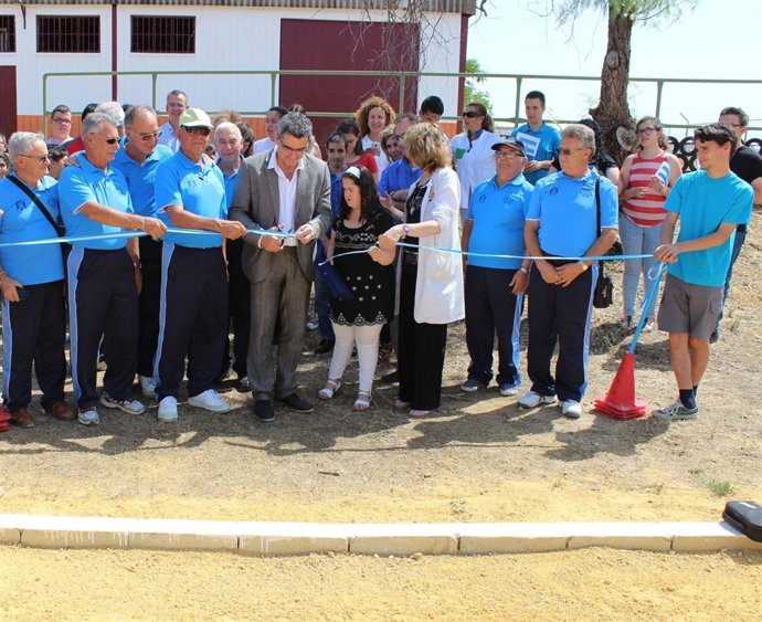 Antonio Gutiérrez Limones,  inaugurando las pistas de petanca del colegio.