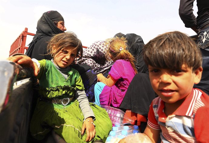 Una familia iraquí huye de la violencia en Mosul