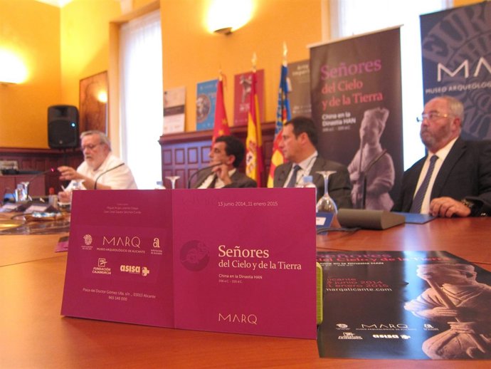 Molina, a la izquierda, presenta la exposición junto a Olcina y Roselló