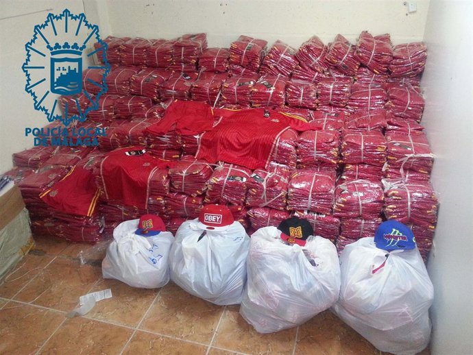 Equipaciones falsificadas y gorras de diversas marcas en nave comercial málaga