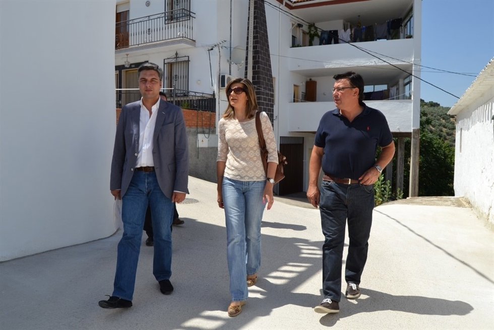 Lorite (izda.) y la alcaldesa iznajeña, Isabel Lobato (centro) visitan la aldea