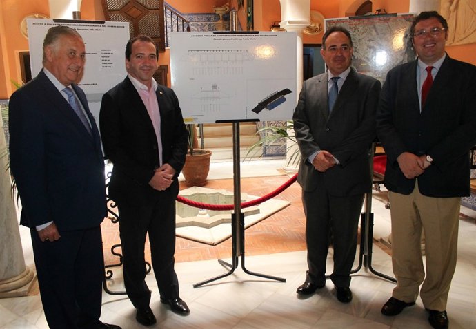 El presidente de la CHG, Manuel Romero, con Pérez Viguera en Almonte.