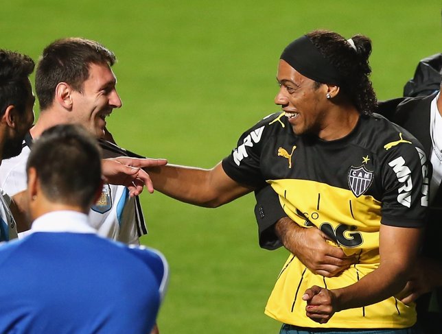 Messi y sus compañeros sorprendidos por el falso Ronaldinho. 
