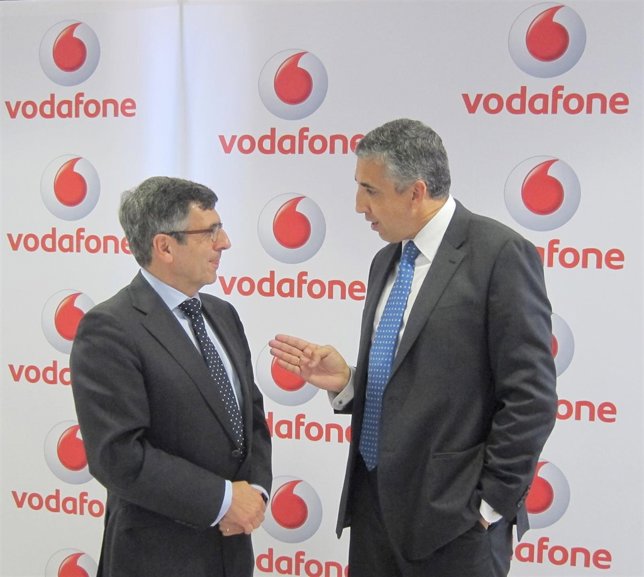 Francisco Román (I) conversa con Javier Pérez (D)