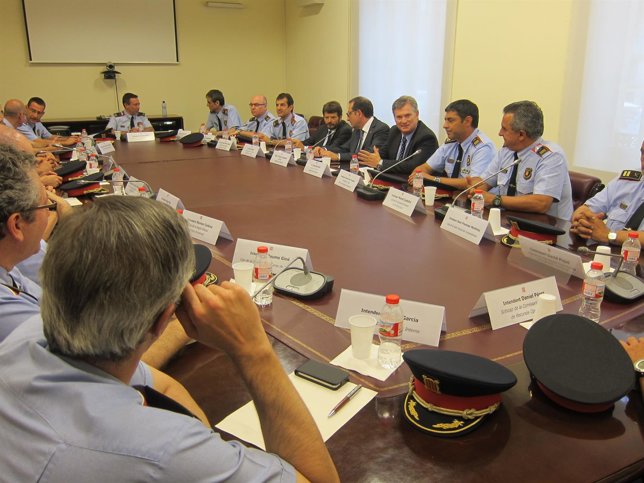 Albert Batlle y Ramon Espadaler con la cúpula de Mossos