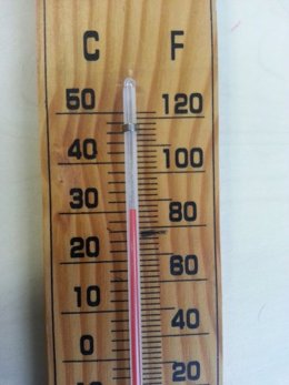 Termómetro con temperaturas en la Ciudad de la Justicia
