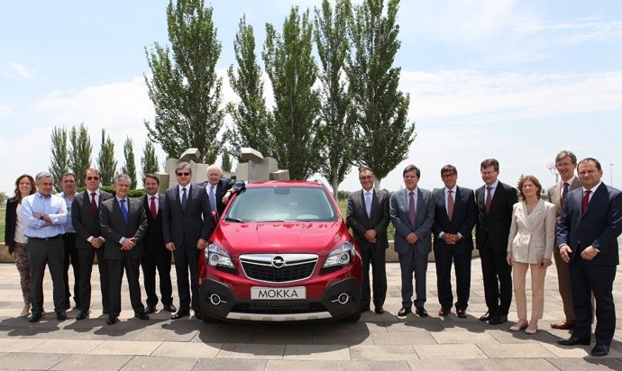 Visita de embajadores en España a la planta de GM en Figueruelas