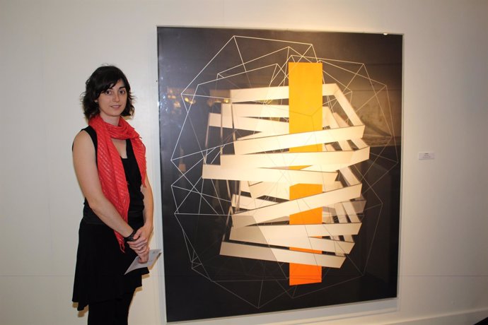 La ganadora, Carolina Valls, junto a su obra Arquitectura Efímera XXVIII.