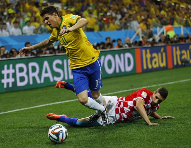 Oscar mete el tercer gol que da la victoria a Brasil