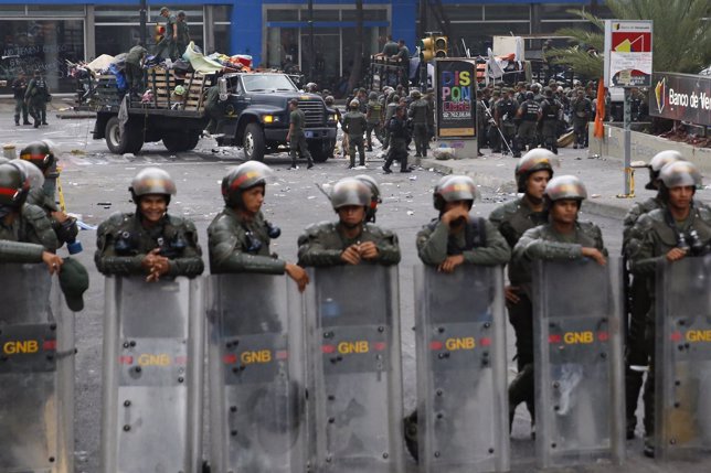 Guardia Nacional de Venezuela levanta campamentos de estudiantes