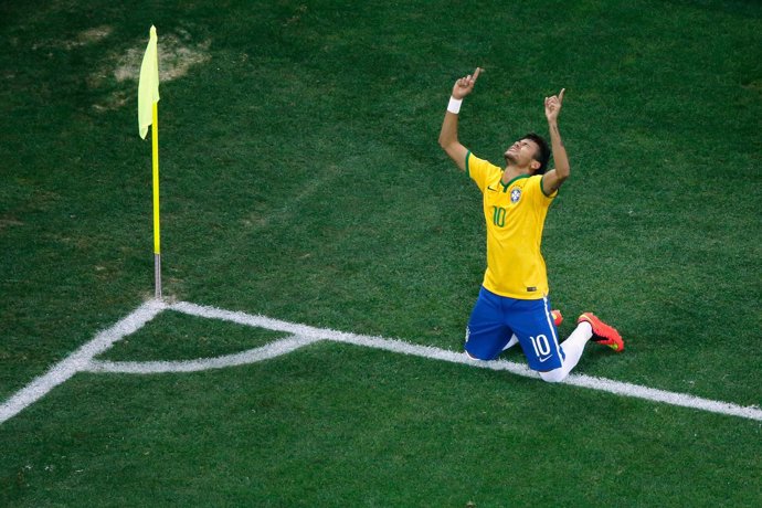 Neymar hace un gesto de triunfo en el Brasil con Croacia