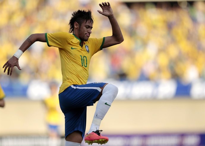 Neymar celebra un gol con Brasil en un partido amistoso