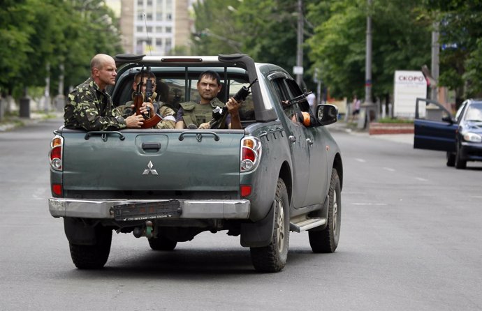 Tropas ucranianas viajen en la parte trasera de una camioneta en Mariupol