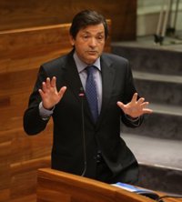 Javier Fernández responde a IU que una república no traería más crecimiento ni más empleo