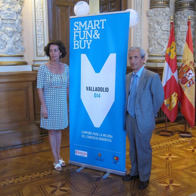 La concejal Mercedes Cantalapiedra junto al secretario general de la Cámara