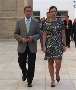 Manuel Gracia, hoy junto a la presidenta del Parlamento de Galicia, Pilar Rojo