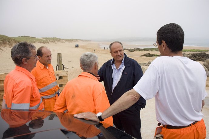 Supervisión de los trabajos de limpieza en la playa de Valdearenas