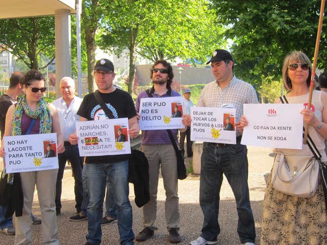 Sindicalistas de la CIG protestan durante la declaración de Adrián Varela