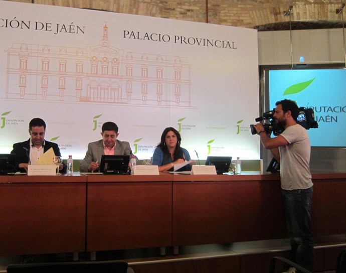 Hinojosa y Reyes firman el convenio sobre Etnosur en presencia de Férriz.