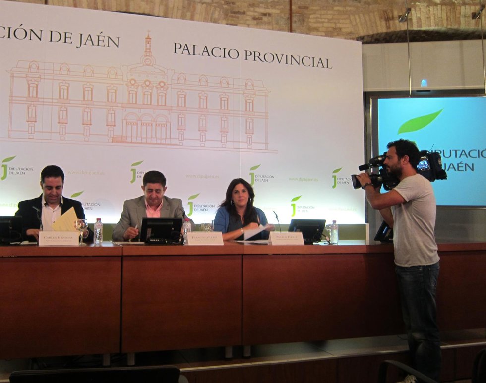 Hinojosa y Reyes firman el convenio sobre Etnosur en presencia de Férriz.