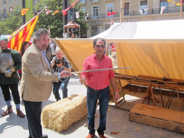 El alcalde de Zaragoza, Juan Alberto Belloch en el Mercado Medieval