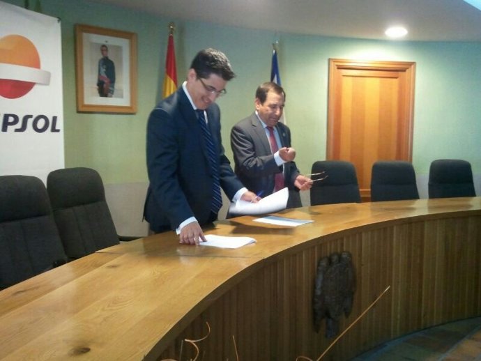 El alcalde de El Barco de Ávila y el responsable de Repsol.