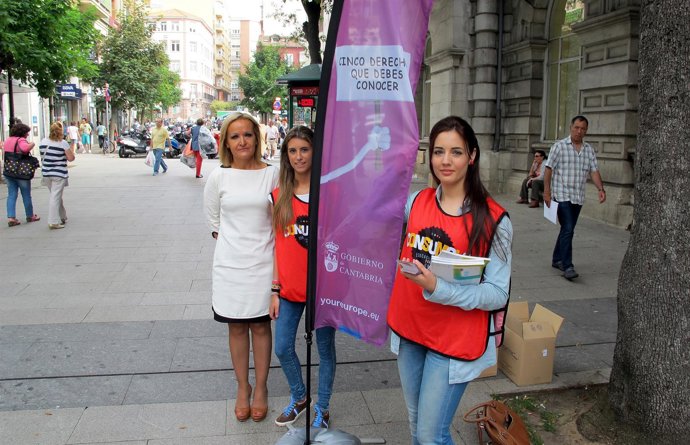 Puesto informativo junto a la plaza de la Esperanza en Santander
