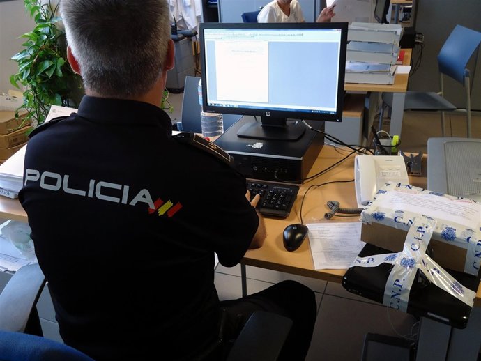 Un agente examina material informático