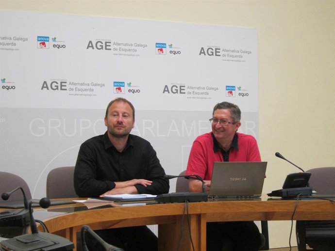 Los diputados de AGE Ramón Vázquez y Xavier Ron en rueda de prensa